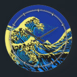 Underbar Hokusai-våg i blå Gult Pop Stil Stor Klocka<br><div class="desc">En anpassad design inspirerad av den Underbara vågen av Kanagawa som målats av den gamla japanska konstnären Hokusai. Den återges i en pulserande blått och gult popart stil. Ljud bra,  en underbar presentidé.</div>