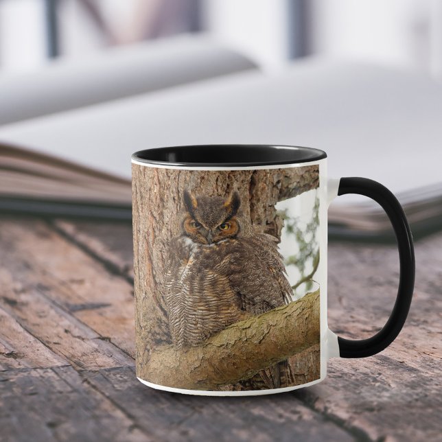 Underbar Horned Uggla Raptor i Douglas Fir Mugg (Great Horned Owl in Douglas Fir 11 oz Coffee Mug Cover Photo.)