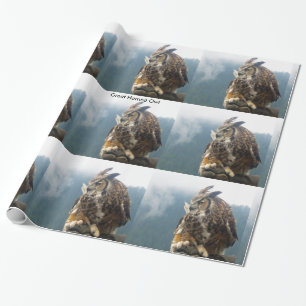 Underbar Horned uggla som slår in papper Presentpapper