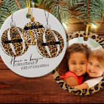 Underbar mormor Photo Leopard Skriv ut Boujee-jule Julgransprydnad Keramik<br><div class="desc">Julprydnad, personlig med foto, namn och anpassningsbar. Utformningen har tre dekorationer av leopard i träd med plakat för namn eller anpassningsbar. Den är skriven med "ha en bugechristmas ... " och du kan fylla i meningen med mottagaren, till exempel underbar mormor, mamma och pappa, eller personlig. Fotomallen visningar bild som...</div>