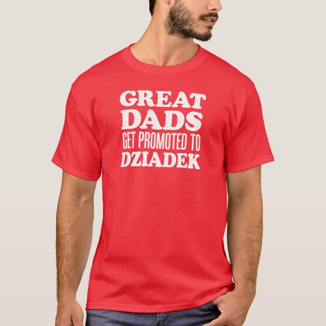 Underbar Pappor befordrad till Dziadek (PÅ MÖRKEN) T Shirt (Framsida)
