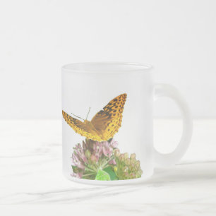 Underbar spangled Fritillary Butterfly på Milkweed Frostad Glasmugg