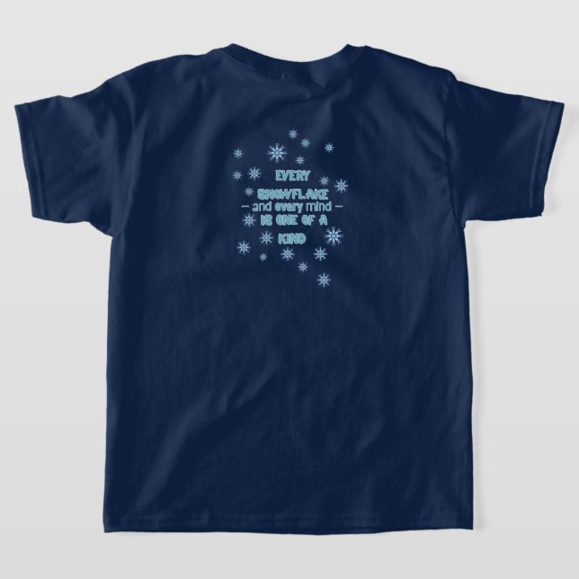 Underbar vinter – En unik snöflinga-giraff  T Shirt (Laydown Baksida)