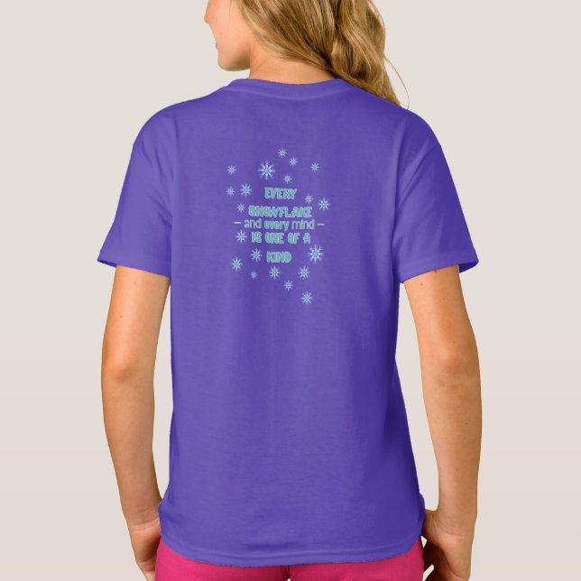 Underbar vinter – En unik snöflinga-giraff  T Shirt (Baksida)