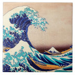 Underbar Wave Av Kanagawa Japansk Vintage Fine Art Kakelplatta<br><div class="desc">Katsushika Hokusai Den Underbara vågen av Kanagawa (1830) Den Underbara vågen av Kanagawa, även känd som Underbara vågen eller helt enkelt Wave, är en ukiyo-e-utskrift av den japanske konstnären Hokusai, som publicerades mellan 1830 och 1833 i slutet av Edo som första utskrift i Hokusai Trettiosex vyer av Mount Fuji. Det...</div>