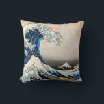 Underbar Wave, Hokusai, Ukiyo-e Kudde<br><div class="desc">Katsushika Hokusai (oktober eller november 1760 - 10 maj, 1849) var en japansk konstnär, ukiyo-e-målare och tryckare av Edo-perioden. På sin tid var han Japans ledande expert på kinesisk målning. Hokusai, född i Edo (numera Tokyo), är bäst känd som författare till träblockets tryckserie 36 vyer av berget Fuji ( Fugaku...</div>