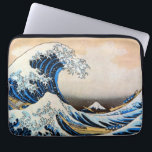 Underbar Wave, Hokusai, Ukiyo-e Laptop Sleeve<br><div class="desc">Katsushika Hokusai (oktober eller november 1760 - 10 maj, 1849) var en japansk konstnär, ukiyo-e-målare och tryckare av Edo-perioden. På sin tid var han Japans ledande expert på kinesisk målning. Hokusai, född i Edo (numera Tokyo), är bäst känd som författare till träblockets tryckserie 36 vyer av berget Fuji ( Fugaku...</div>