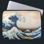 Underbar Wave, Hokusai, Ukiyo-e Laptop Sleeve<br><div class="desc">Katsushika Hokusai (oktober eller november 1760 - 10 maj, 1849) var en japansk konstnär, ukiyo-e-målare och tryckare av Edo-perioden. På sin tid var han Japans ledande expert på kinesisk målning. Hokusai, född i Edo (numera Tokyo), är bäst känd som författare till träblockets tryckserie 36 vyer av berget Fuji ( Fugaku...</div>