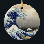Underbar Wave Kanagawa japansk målning Julgransprydnad Keramik<br><div class="desc">Japansk Woodcut Wave - Mount Fuji Wave by Hokusa A big wave finns ute i havet - och du ser Mount Fuji i den avlägsna bakgrunden - vågorna runt underbara Mt. Fuji. Den gigantiska vågen är så intensiv att du nästan kan missa båtarna i förgrunden. Den berömd Underbara Wave Off...</div>
