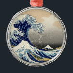 Underbar Wave Kanagawa japansk målning Julgransprydnad Metall<br><div class="desc">Japansk Woodcut Wave - Mount Fuji Wave by Hokusa A big wave finns ute i havet - och du ser Mount Fuji i den avlägsna bakgrunden - vågorna runt underbara Mt. Fuji. Den gigantiska vågen är så intensiv att du nästan kan missa båtarna i förgrunden. Den berömd Underbara Wave Off...</div>