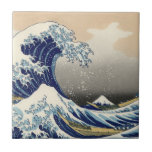 Underbar Wave Kanagawa japansk målning Kakelplatta<br><div class="desc">Japansk Woodcut Wave - Mount Fuji Wave by Hokusa A big wave finns ute i havet - och du ser Mount Fuji i den avlägsna bakgrunden - vågorna runt underbara Mt. Fuji. Den gigantiska vågen är så intensiv att du nästan kan missa båtarna i förgrunden. Den berömd Underbara Wave Off...</div>