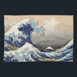 Underbar Wave Kanagawa japansk målning Kökshandduk<br><div class="desc">Japansk Woodcut Wave - Mount Fuji Wave by Hokusa A big wave finns ute i havet - och du ser Mount Fuji i den avlägsna bakgrunden - vågorna runt underbara Mt. Fuji. Den gigantiska vågen är så intensiv att du nästan kan missa båtarna i förgrunden. Den berömd Underbara Wave Off...</div>