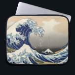 Underbar Wave Kanagawa japansk målning Laptop Fodral<br><div class="desc">Japansk Woodcut Wave - Mount Fuji Wave by Hokusa A big wave finns ute i havet - och du ser Mount Fuji i den avlägsna bakgrunden - vågorna runt underbara Mt. Fuji. Den gigantiska vågen är så intensiv att du nästan kan missa båtarna i förgrunden. Den berömd Underbara Wave Off...</div>