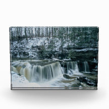 Underbara fall i Tinkers Bäck på en snödag