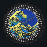 Underbara Hokusai-vågen i pop Art Stil Dial på en Stor Klocka<br><div class="desc">En anpassad design inspirerad av den Underbara vågen av Kanagawa som målats av den gamla japanska konstnären Hokusai. Den återges i en pulserande blå popart stil. Ljud bra, en underbar ansikte-presentidé. Använda länken "Meddelande" om du vill kontakta oss med dina speciella designförfrågningar eller om du vill ha hjälp med något...</div>