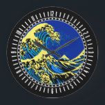 Underbara Hokusai-vågen i pop Art Stil Dial på en Stor Klocka<br><div class="desc">En anpassad design inspirerad av den Underbara vågen av Kanagawa som målats av den gamla japanska konstnären Hokusai. Den återges i en pulserande blå popart stil. Ljud bra, en underbar ansikte-presentidé. Använda länken "Meddelande" om du vill kontakta oss med dina speciella designförfrågningar eller om du vill ha hjälp med något...</div>