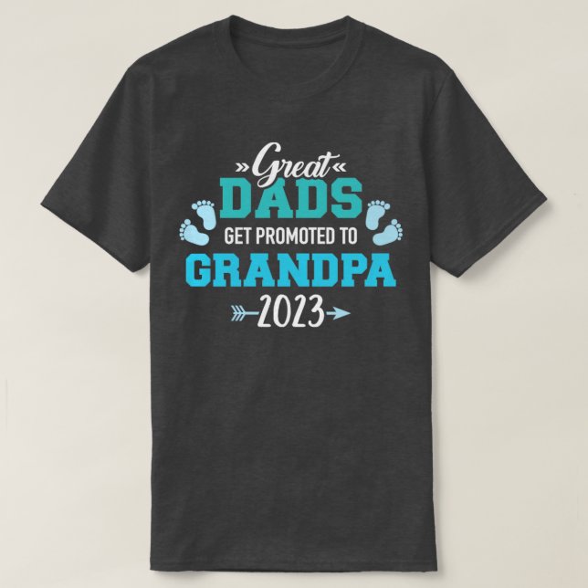 Underbara pappor befordras till morfar 2023 t shirt (Design framsida)