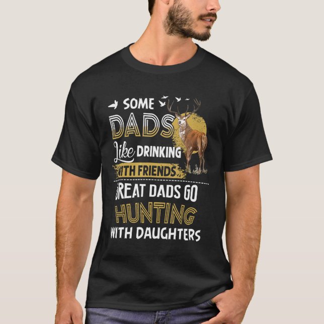 Underbara Pappor går och jagar med döttrar Fars da T Shirt (Framsida)