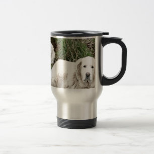 Underbara Pyrenees hund och valp Resemugg