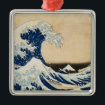 Underbara vågen av Kanagawa av Hokusai Julgransprydnad Metall<br><div class="desc">Den här designen innehåller "Den Underbara vågen av Kanagawa" av den japanske konstnären Hokusai.</div>