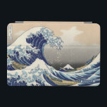 Underbara vågorna | Monogram iPad Mini Skydd<br><div class="desc">Trendigets monogramdesign med Hokusaias Underbara vågmålning i berömden. Lägg till anpassningsbarnas ordalydelse i den här designen genom att använda rutorna "Redigera den här designmallen" på objektets höger eller klicka på den blå "Anpassa den" om du vill ordna texten, ändra typsnitt och färg och även lägga till ytterligare information om bilder...</div>