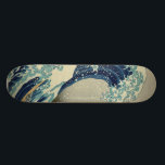 Underbara vågorna skateboard bräda 20,5 cm<br><div class="desc">Den Underbara vågen av Kanagawa (神 奈 川 沖 裏 Kanagawa-oki nami-ura?,  tänd. "Under en våg av Kanagawa"),  även känd som "Den Underbara vågen" eller helt enkelt "Wave",  är ett träblock som tryckts av den japanske konstnären Hokusai. Ett exempel på ukiyo-e-konst,  som publicerades mellan 1830 och 1833.</div>