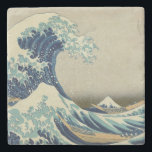 Underbara vågorna underlägg sten<br><div class="desc">Den Underbara vågen av Kanagawa (神 奈 川 沖 裏 Kanagawa-oki nami-ura?, tänd. "Under en våg av Kanagawa"), även känd som "Den Underbara vågen" eller helt enkelt "Wave", är ett träblock som tryckts av den japanske konstnären Hokusai. Ett exempel på ukiyo-e-konst, som publicerades mellan 1830 och 1833. Här hittar du...</div>