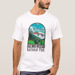 Underbara Vintagen Rökig nationalpark T Shirt<br><div class="desc">Underbar Rökig bergsvektorgrafik i stil-fönsterdesign. Parken omfattar lush-skogar och en mängd vilda blommor som blommar året om.</div>