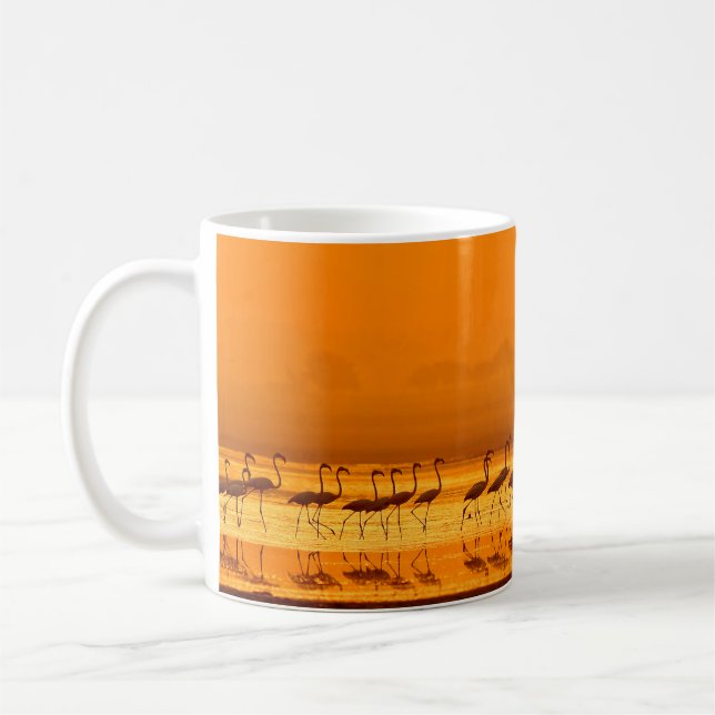 Underbarare Flamingo ( Phoenicopterus roseus ) pro Kaffemugg (Vänster)