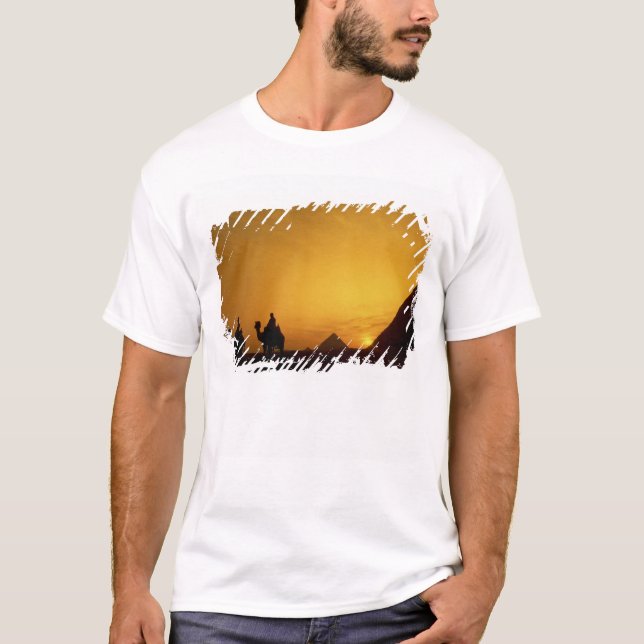 Underbarare pyramider av Giza, Egypten vid solnedg T Shirt (Framsida)