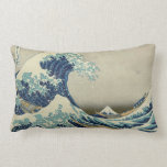 Underbarare våg av Kanagawa Pillow Lumbarkudde<br><div class="desc">Den Underbarare vågen vid Kanagawa (från en serie av 36 vyer från berget Fuji),  Edo-perioden (1615-1868),  ca 1831-33 Katsushika Hokusai (japanska,  1760-1849)</div>