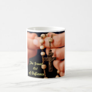 Underbaren agerar av trots kaffemugg