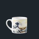 Underbaren vinkar av Kanagawa Espressomugg<br><div class="desc">Underbaren vinkar av Kanagawa (神奈川沖浪裏, den Kanagawa-oki namiuraen, "under en vinka av Kanagawa"), också som är bekant, som underbaren vinkar eller enkelt vinka, ett träklosstryck av den japanska ukiyo-ekonstnären Hokusai. Den publicerades sometime mellan 1829 och 1833 [1] i den sena Edo perioden, som det första trycket i Hokusais serie Thirty-six...</div>