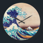 Underbaren vinkar av Kanagawa japansk vintagekonst Stor Klocka<br><div class="desc">Katsushika Hokusai som underbaren vinkar av Kanagawa (1830) Underbaren vinkar av Kanagawa som är bekant, som underbaren vinkar eller enkelt vinka, är också ett ukiyo-etryck av den japanska konstnären Hokusai som sometime publiceras mellan 1830 och 1833 i den sena Edo perioden, som det första trycket i Hokusais serie Thirty-six beskådar...</div>