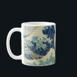 Underbaren vinkar av Kanagawa Kaffemugg<br><div class="desc">Underbaren vinkar av Kanagawa. Underbaren vinkar av Kanagawa (ura för den 神奈川沖浪裏Kanagawa-oki namien? , "i brunnen av en vinka av Kanagawa"/"under vinka av Kanagawa"), också som är bekant, som underbaren vinkar eller enkelt vinka, är ett träklosstryck av den japanska ukiyo-ekonstnären Hokusai. Det publicerades sometime mellan 1830 och 1833 i den...</div>