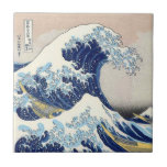Underbaren vinkar av Kanagawa Kakelplatta<br><div class="desc">Underbaren vinkar av Kanagawa (den 神奈川沖浪裏Kanagawa-oki namien-ura, "under en vinka av Kanagawa"), a.k.a. "vinkar underbaren", eller enkelt "är vinka", ett träklosstryck av den japanska konstnären, Hokusai. Ett exempel av ukiyo-ekonst, publicerades den sometime mellan 1830 och 1833 (under den Edo perioden) som första i Hokusais serier Thirty-six beskådar av Mount Fuji...</div>