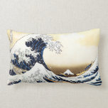Underbaren vinkar av Kanagawa Lumbarkudde<br><div class="desc">Underbaren vinkar av Kanagawa (ura för den 神奈川沖浪裏Kanagawa-oki namien, "under en vinka av Kanagawa"), också som är bekant, som "underbaren vinkar", eller enkelt "vinka, " är ett träklosstryck av den japanska ukiyo-ekonstnären Hokusai. Den publicerades sometime mellan 1830 och 1832 (den sena Edo perioden) som det första trycket i Hokusais serie...</div>