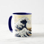 Underbaren vinkar av Kanagawa Mugg<br><div class="desc">Underbaren vinkar av Kanagawa (神奈川沖浪裏, den Kanagawa-oki namiuraen, "under en vinka av Kanagawa"), också som är bekant, som underbaren vinkar eller enkelt vinka, ett träklosstryck av den japanska ukiyo-ekonstnären Hokusai. Den publicerades sometime mellan 1829 och 1833 [1] i den sena Edo perioden, som det första trycket i Hokusais serie Thirty-six...</div>