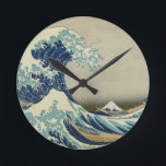 Underbaren vinkar av Kanagawa Rund Klocka<br><div class="desc">Underbaren vinkar av Kanagawa är Hokusais mest berömda arbete och ett av de bäst igenkända arbetena av japansk konst i världen.</div>
