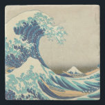Underbaren vinkar av Kanagawa Stenunderlägg<br><div class="desc">Ett ukiyo-eträklosstryck av den japanska konstnären Hokusai som sometime publiceras mellan 1830 och 1833 i den sena Edo perioden som det första trycket i Hokusais serie Thirty-six,  beskådar av Mount Fuji. Det är Hokusais mest berömda arbete och ett av de bäst igenkända arbetena av japansk konst i världen.</div>