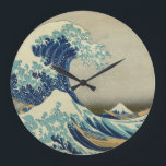 Underbaren vinkar av Kanagawa Stor Klocka<br><div class="desc">Denna numberless vägg tar tid på särdrag ett mycket berömdt japanskt träklosstryck som kallas Kanagawa Okinami-Ura (神奈川沖浪裏), bekant på engelskt under namn som underbaren vinkar av Kanagawa. Den skrivevs först ut under 1830sna av en konstnär som namngavs Katsushika Hokusai, som en del av hans Thirty-Six beskådar av den Mount Fuji...</div>