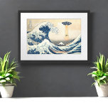 Underbart bortförande av Kanagawa Hokusai Remix Poster<br><div class="desc">Underbara bortförandet av Kanagawa Hokusei Remix. Den ökända Underbara vågen av Kanagawa ukiyo-e-träblock tryckte av Hokusai på en tsunami av Mt. Fuji, med ett nytt inslag. En av manar från rowbåtarna kidnappas av en stor blåflygande sås. UFO skjuter en ljusstråle nedåt, eftersom det hiss det hjälplösa offret utan hänsyn till...</div>