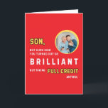 Underbart Brilliant Son Red Photo Birthday Card Kort<br><div class="desc">Det här roliga födelsedagskortet med ett foto med personlig på en röd bakgrund innehåller texten "Son, du vet inte hur du blev så BRILLIANT men tar ändå fullt kredit". Perfekt för en lysande son med föräldrar som vill fira med humor. Oavsett om du tonåring, vuxarna son eller ny pappa, ger...</div>