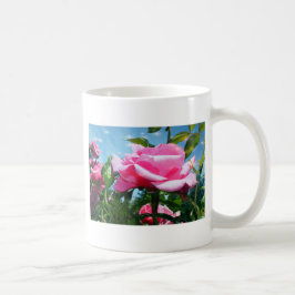 Underbart rosa ros i blå himmel. Floral-fotografi Kaffemugg