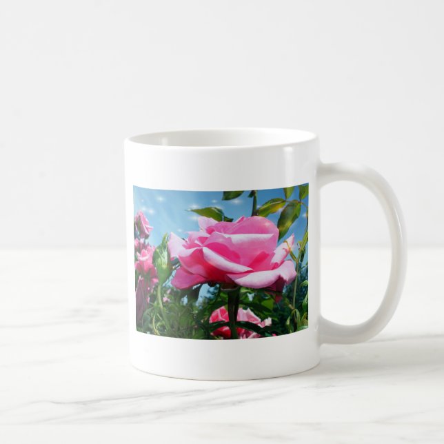 Underbart rosa ros i blå himmel. Floral-fotografi Kaffemugg (Höger)