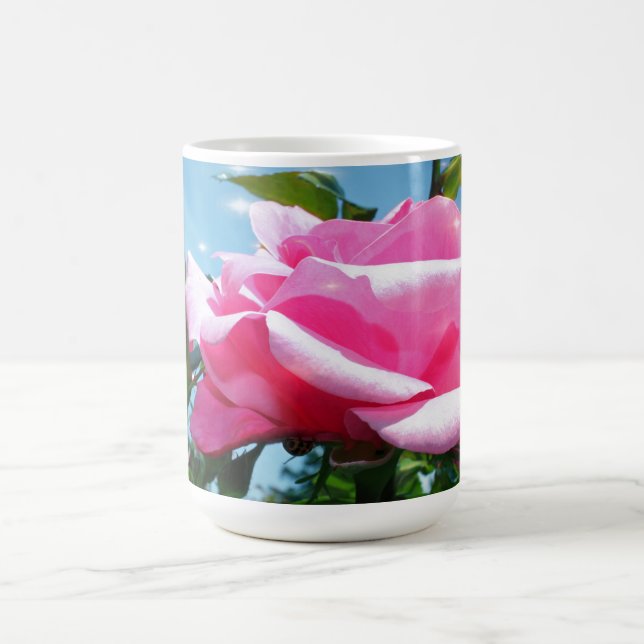 Underbart rosa ros i blå himmel. Floral-fotografi Kaffemugg (Center)