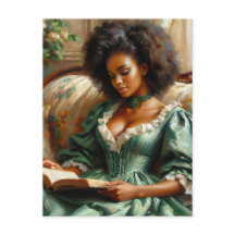 Underbart svart kvinna som läser en Bok inomhus