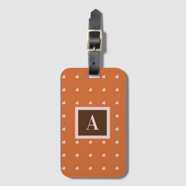 Underbränd Orange Mini Hjärtar Bakgrund Monogram Bagagebricka (Framsida vertikal)