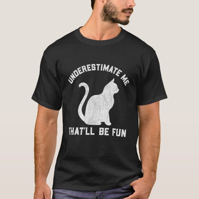 Underestimate Me That'll Be Fun Cat Mom T Shirt (Framsida)