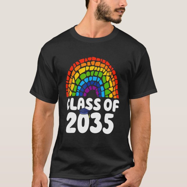 Undergrupp 2035 Student Studenten Regnbåge Retro T Shirt (Framsida)